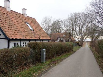 Arbejderhuse i Åsø, med vejen ned til landingsbroen